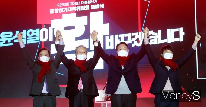 ▲ 김병준 상임선대위원장(왼쪽부터), 김종인 총괄선대위원장, 윤 후보, 이준석 대표. 