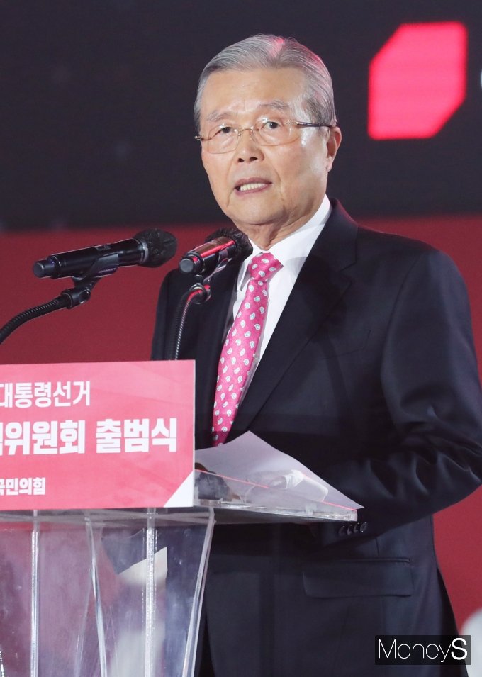 [머니S포토] 인사말 전하는 김종인 총괄선대위