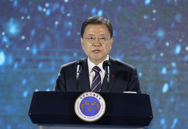 문재인 대통령이 올해 우리나라가 거둔 소중한 무역 성과를 오로지 부정하기만 하는 사람들이 있다며 일침을 가했다. 사진은 서울 코엑스에서 열린 ‘제58회 무역의 날’ 기념식에서 연설하는 문 대통령. /사진=뉴시스