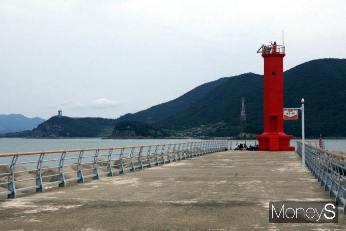 전라남도는 해양수산부의 '2022년 어촌뉴딜300사업' 공모 결과, 전국에서 가장 많은 16개소가 선정돼 국비 1175억 원을 포함 총사업비 1679억 원을 확보했다. '여수 낭도 남방파제' /홍기철기자