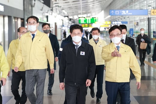 노형욱 국토교통부 장관이 6일 경기도 광명역을 방문, 철도분야 해외 입국자 수송 현장을 점검하고 있다. /사진=뉴스1(국토교통부 제공) 