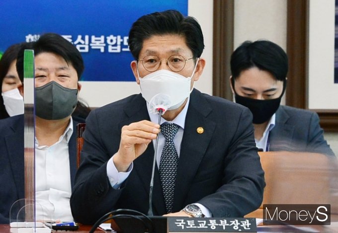 노형욱 국토교통부 장관이 6일 서울 여의도 국회 본관 529호에서 열린 국회 국토교통위원회 전체회의에 출석, 질의에 답변하고 있다. /사진=임한별 기자