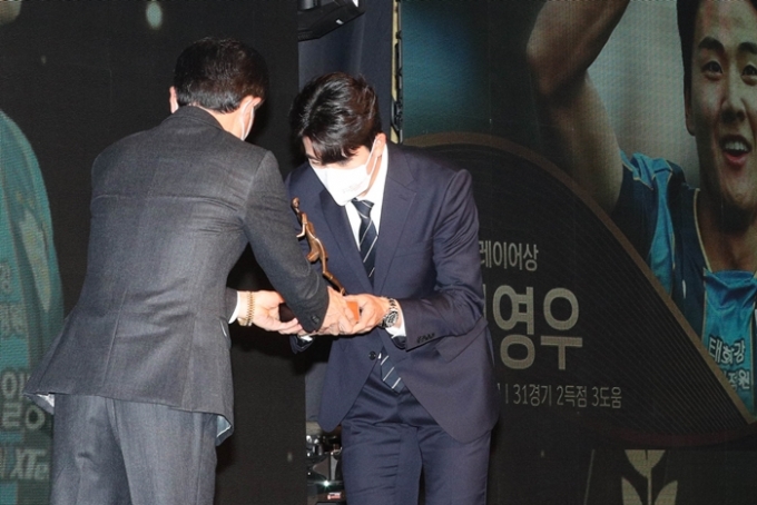 설영우(울산 현대)가 7일 서울 서대문구 스위스그랜드호텔에서 열린 하나원큐 K리그1 2021 대상 시상식에서 영플레이어 상을 수상했다. 사진은 시상식에 참석해 수상하는 설영우(오른쪽). /사진=뉴스1