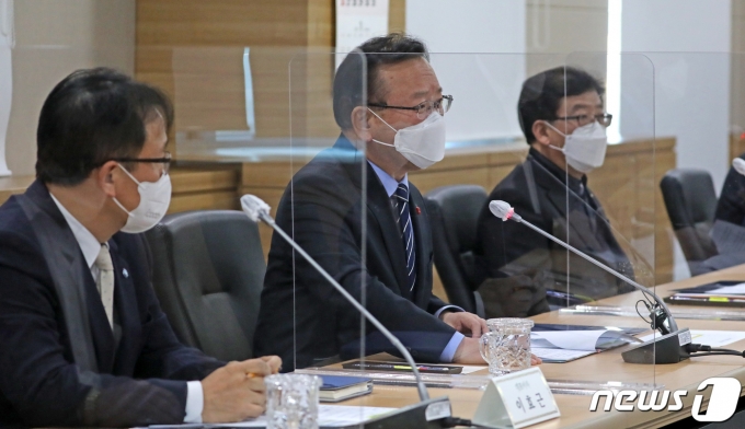 김부겸 국무총리가 7일 충북 청주시 오송읍 질병관리청 대회의실에서 열린 코로나19 오미크론 변이 대응 현장 간담회에서 인사말을 하고 있다. 2021.12.7/뉴스1 © News1 장수영 기자