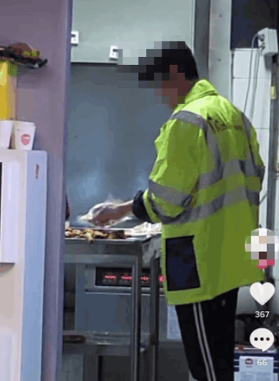 흡연하며 치킨을 만진 직원으로 최근 논란이 된 치킨 가맹점이 9일 영업중단 조치됐다. 사진은 한 치킨집 직원이 전자담배를 피우며 치킨을 만지는 모습. /사진=커뮤니티 캡처