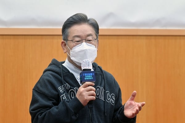 이재명 더불어민주당 대선 후보가 보수 성향 온라인 커뮤니티 '에펨코리아'에 인증글을 남겼다. 사진은 지난 7일 서울 관악구 서울대학교에서 강연하는 이재명 후보. /사진=뉴시스 