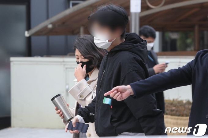 대규모 환불사태를 일으킨 머니포인트의 운영사 머지플러스 권남희 대표(왼쪽)와 그의 동생 권보군 최고운영책임자가 영장실질심사를 받기 위해 9일 오후 서울 양천구 남부지법으로 출석하고 있다. 2021.12.9/뉴스1 © News1 성동훈 기자