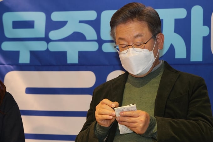 이재명 더불어민주당 대선 후보의 온라인 커뮤니티 사이트 인증글이 10일 운영진에 의해 삭제됐다. 사진은 지난 7일 서울 마포구에서 열린 한 간담회에서 메모하는 이 후보. /사진=뉴스1