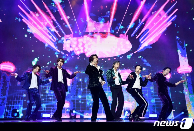 그룹 방탄소년단(BTS) 정국(왼쪽부터), 진, 뷔, RM, 지민, 제이홉이 5일 오후 7시에 열린 'MMA 2020'(멜론뮤직어워드 2020)에 참석해 화려한 공연을 선보이고 있다. (카카오 제공) 2020.12.5/뉴스1 © News1 권현진 기자