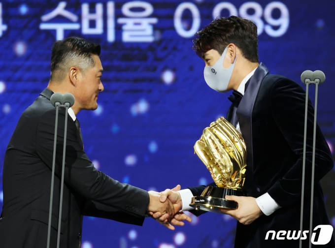 [사진] 시상자와 수상자로 만난 부자
