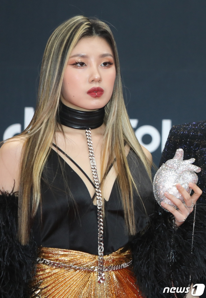 [사진] 리정, 입술 피어싱 눈길