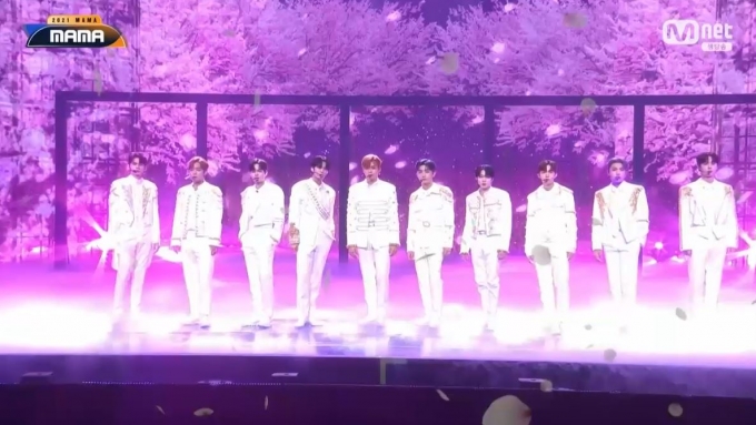 그룹 워너원이 '2021 MAMA'를 통해 다시 뭉쳤다. /사진=엠넷 방송캡처