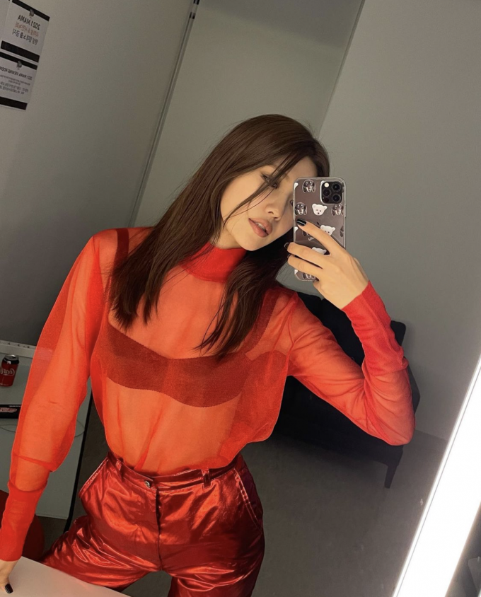 수영(최수영)이 레드 컬러를 포인트로 살린 시스루 패션을 선보였다./사진출처=수영 인스타그램