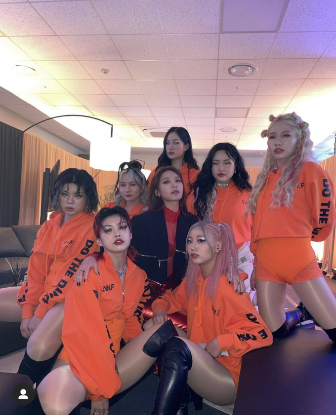 그룹 소녀시대 멤버 수영(최수영)이 '스우파'(스트릿 우먼 파이터)에서 함께한 크루 '훅'과 찍은 단체 사진을 공개했다./사진출처=수영 인스타그램