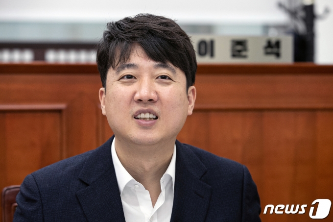 이준석 국민의힘 대표가 10일 오후 서울 여의도 국회 국민의힘 당대표실에서 뉴스1과 인터뷰하고 있다. 2021.12.10/뉴스1 © News1 이승배 기자