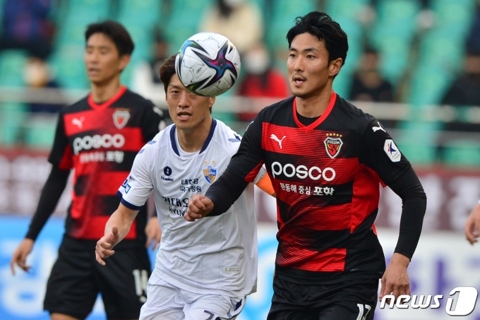 13일 경북 포항스틸야드에서 열린 '프로축구 하나원큐 K리그1 2021' 동해안 더비 포항 스틸러스와 울산 현대의 시즌 첫 경기 전반 포항 권완규가 드리블하고 있다. 2021.3.13/뉴스1 © News1 최창호 기자