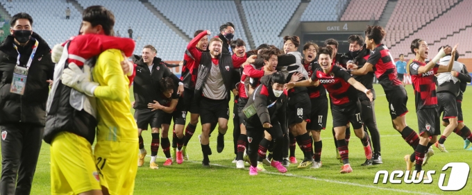 20일 전북 전주시 전주월드컵경기장에서 열린 '2021 아시아축구연맹(AFC) 챔피언스리그(ACL) 4강전 울산 현대와 포항 스틸러스의 경기에서 승부차기 끝에 승리한 포항 선수들이 기쁨을 만끽하고 있다. 2021.10.20/뉴스1 © News1 유경석 기자