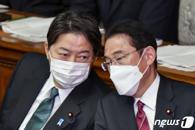 기시다 후미오 일본 총리가 지난 6일 (현지시간) 도쿄 임시국회 중의원 본회의에 참석해 하야시 요시마사 외무상과 얘기를 하고 있다. © AFP=뉴스1 © News1 우동명 기자