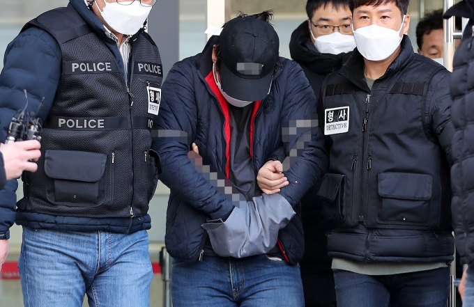 경찰이 신변보호를 받던 여성의 가족을 살해한 20대 남성에 대한 신상공개 여부를 14일 결정한다. 사진은 헤어진 여자친구의 가족에게 흉기를 휘둘러 어머니를 살해한 20대 남성이 구속 전 피의자 심문(구속영장 실질심사)을 마치고 지난 12일 오후 서울 송파구 서울동부지법을 나선 모습. /사진=뉴스1
