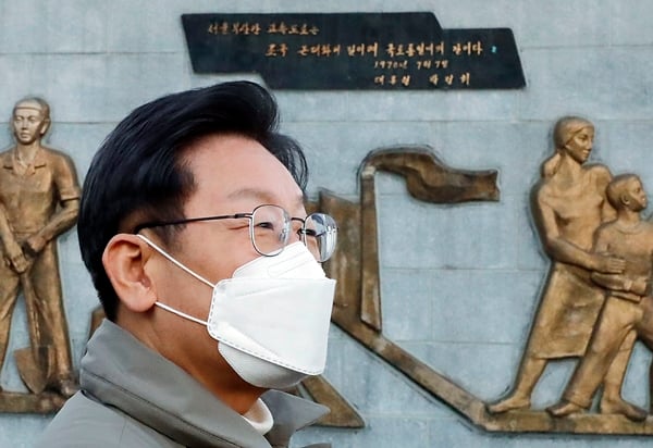 정청래 의원(더불어민주당·서울 마포구을)이 이재명 더불어민주당 대선 후보의 자서전을 읽고 흐느껴 울었다며 소감을 밝혔다. 사진은 지난 12일 경북 김천 추풍령휴게소 경부고속도로 기념탑을 방문한 이 후보. /사진=뉴시스