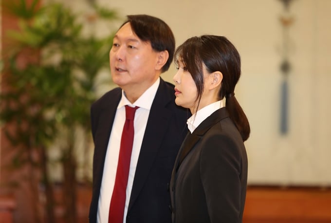 윤석열 국민의힘 대선 후보 김건희씨가 지난 2007년 교수 지원 시 허위 경력을 기재했다. 사진은 지난 2019년 7월25일 청와대 본관에서 열린 검찰총장 임명장 수여식에 참석한 윤 후보(왼쪽)와 김씨. /사진=뉴시스