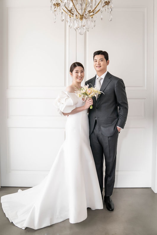 NC다이노스 투수 임정호가 오는 18일 결혼한다. 사진은 구단이 공개한 임정호 결혼 기념 사진. /사진=NC 공식 트위터 캡처