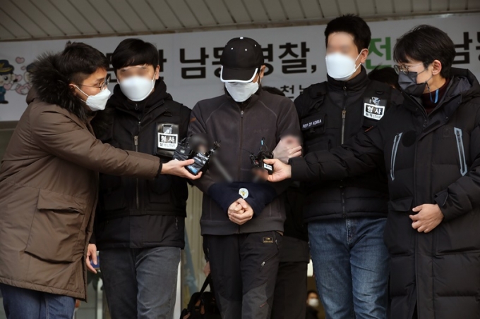 인천 층간소음 살인미수 사건 피해자 측이 사건 현장 주변 폐쇄회로(CC)TV를 증거로 보전해달라고 요구했지만 법원은 받아들이지 않았다. 사진은 사건 피의자 A씨가 지난달 24일 검찰 송치를 위해 경찰서를 나선 모습. /사진=뉴스1