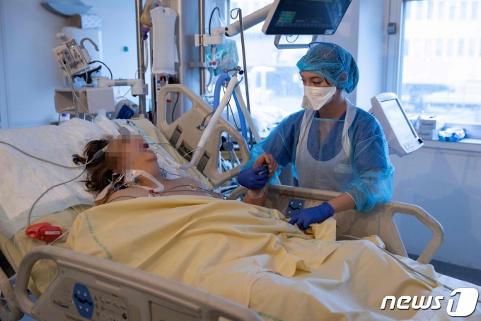 프랑스 파리 13구 대학병원(Pitie-Salpetriere Hospital) 중환자실에서 2021년 11월 30일 간호사가 삽관 치료를 받는 코로나19 감염 환자를 간호하고 있다. © AFP=뉴스1 © News1 최서윤 기자