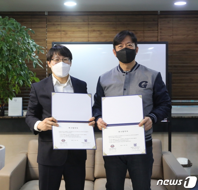 협약식에 참석한 이석환 롯데 대표이사(오른쪽)와 박재범 서울대 스포츠과학연수소장. (롯데 제공) © 뉴스1