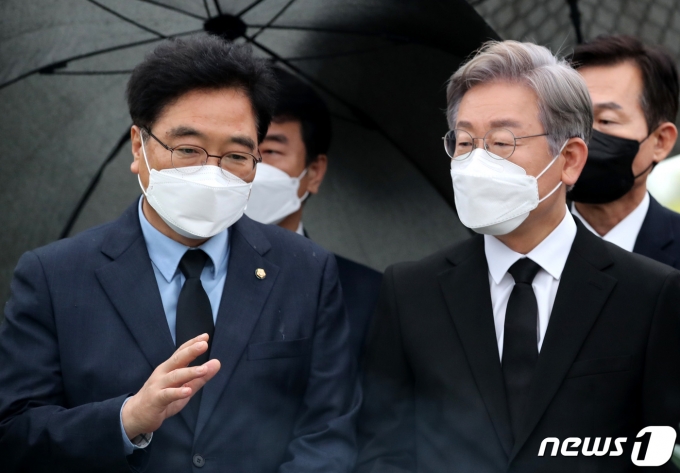 이재명 더불어민주당 대선 후보와 우원식 의원. © News1 김기태 기자