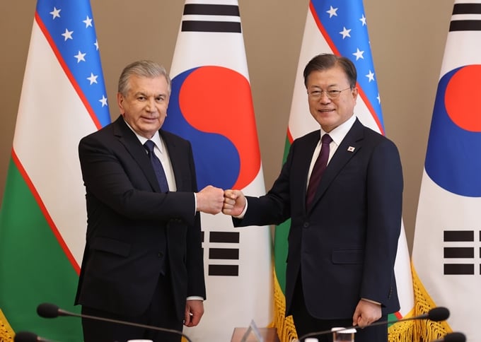 문재인 대통령과 샵카트 미르지요예프 우즈베키스탄 대통령이 ‘한-우즈벡 특별 전략적 동반자 관계 심화를 위한 공동 성명'을 17일 채택했다. 사진은 이날 청와대에서 기념촬영을 하는 문재인 대통령과 미르지요예프 우즈베키스탄 대통령. /사진=뉴시스
