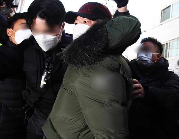 아동성폭행범 조두순(69) 집에 침입해 둔기를 휘두른 20대에 대해 경찰이 17일 구속영장을 신청했다. 사진은 아동 성폭행 혐의로 징역 12년을 복역 후 출소한 조두순이 지난해 12월12일 오전 경기 안산시 내 거주지로 향하는 모습. /사진=뉴스1