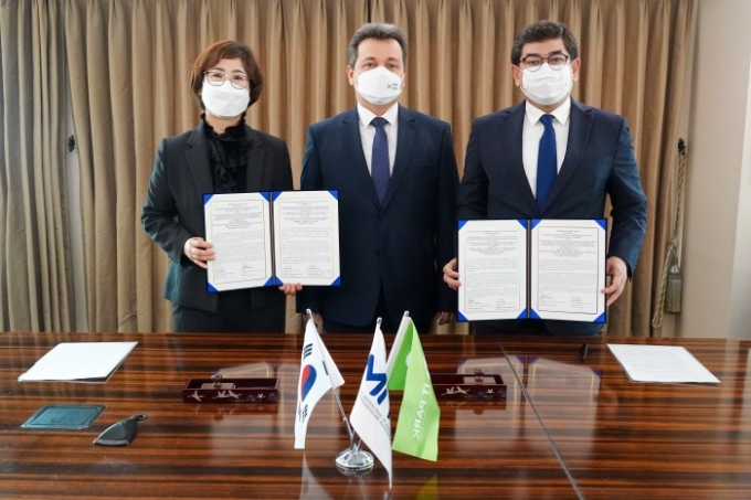코이카는 지난 16일 롯데호텔에서 ‘우즈베키스탄 IT ParK의 지속성장을 위한 기반조성 및 역량강화사업’ 업무협약을 체결했다. (왼쪽부터) 코이카 임정희 이사, 셰르조드 셰르마토브 정보통신개발부 장관, 파르호드 이브라기모브 IT Park CEO. /사진=코이카