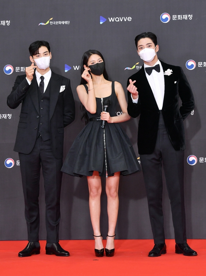 차은우(왼쪽), 설현(가운데), 로운(오른쪽)이 '2021 KBS 가요대축제'에서 진행을 맡았다. /사진=KBS
