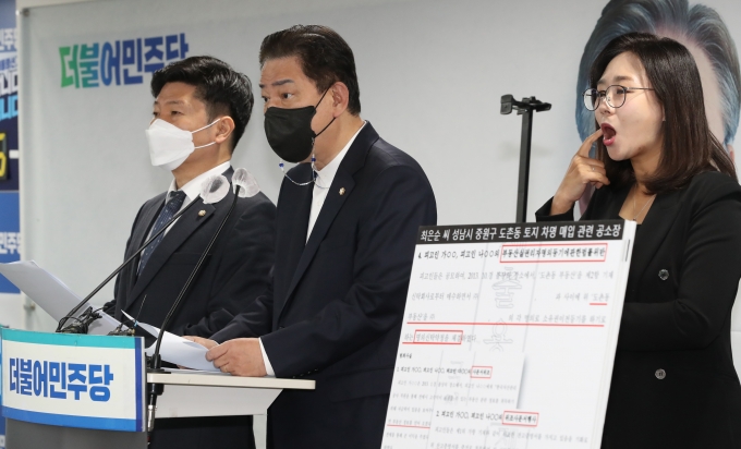 더불어민주당이 18일 윤석열 국민의힘 대선 후보 장모인 최모씨의 압류 부동산 현황을 공개하며 공세를 이어갔다. 사진은 김병기 더불어민주당 선대위 현안대응TF단장이 브리핑 하고 있는 모습. /사진=뉴시스