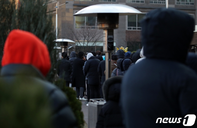 코로나19 신규 확진자수가 7435명을 기록한 17일 오전 서울 송파구보건소 코로나19 선별진료소에 시민들로 붐비고 있다. . 2021.12.17/뉴스1 © News1 김진환 기자
