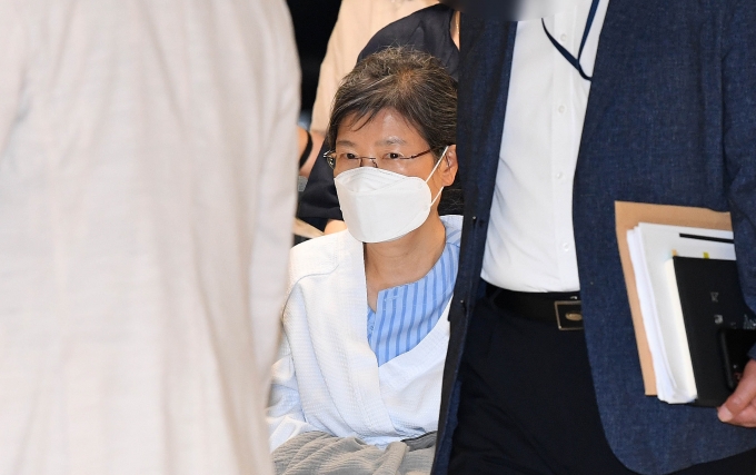 18일 출판계에 따르면 서울구치소에 복역 중인 전직 대통령 박근혜씨의 옥중 서신이 책으로 나온다. 사진은 박씨의 모습. /사진=뉴시스