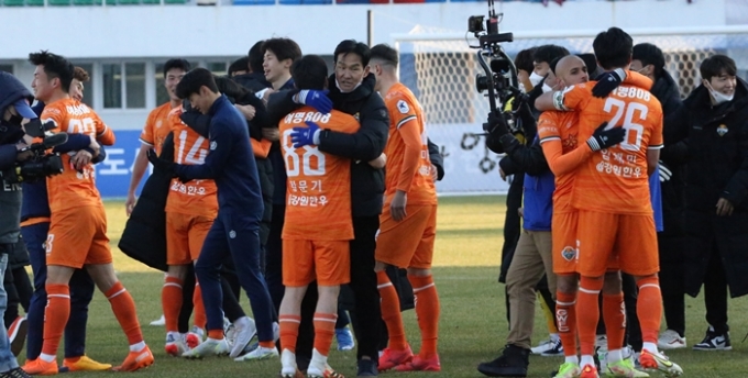 20일 한국프로축구연맹 관계자에 따르면 오는 21일 강원FC와 대전 하나시티즌의 K리그 승강 플레이오프(PO) 경기에서 발생한 '볼보이 경기 지연' 사태에 대한 상벌위원회가 열린다. 사진은 지난 12일 2021 승강 플레이오프 2차전을 치르는 강원 선수들. /사진=뉴시스