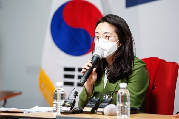 신지예 한국여성정치네트워크 대표가 이준석 국민의힘 대표를 만나 밥 한끼 대접하고 싶다고 밝혔다. 사진은 지난 20일 국민의힘 당사에서 기자간담회를 갖는 신 대표. /사진=뉴스1