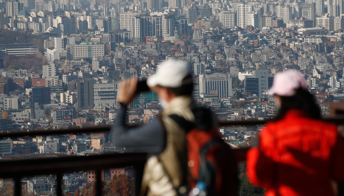 국민은행과 하나은행의 변동형 주택담보대출(주담대) 금리가 연 5%를 웃돌면서 영끌(영혼까지 끌어모아 대출)족들의 한숨이 깊어지고 있다. 사진은 서울 남산에서 본 빌라(연립주택) 밀집지역./사진=뉴스1