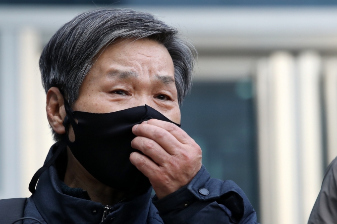 1980년 계엄포고령 위반으로 실형을 선고받은 전태일 열사의 어머니 고 이소선 여사의 재심 선고공판이 열린 지난 21일 서울 도봉구 서울북부지방법원에서 이소선 여사의 무죄 선고가 내려진 뒤 아들 전태삼씨가 입장을 밝혔다. /사진=뉴시스