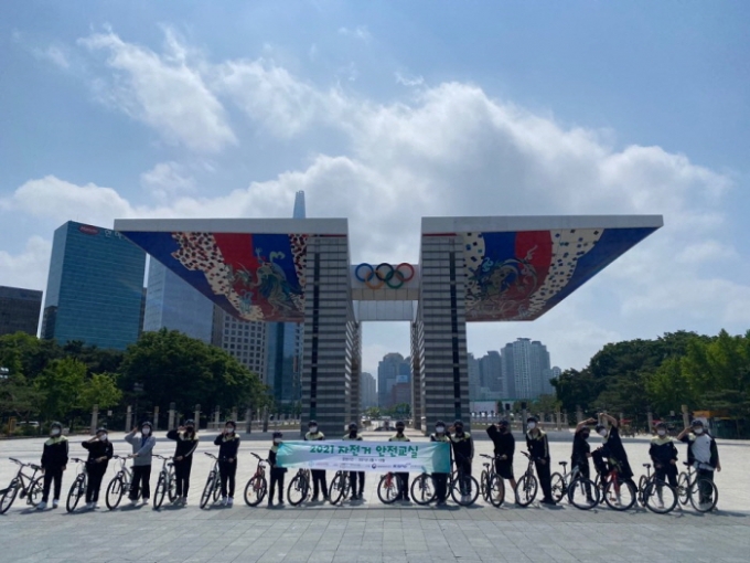 서울 올림픽공원 평화의문 앞에 모인 '2021 자전거 안전교실' 로드교실 참가자들. /사진=대한자전거연맹