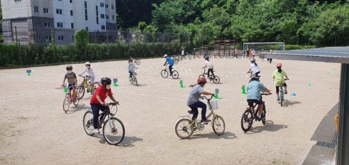 자전거 안전교실에 참가한 학생들. /사진=대한자전거연맹
