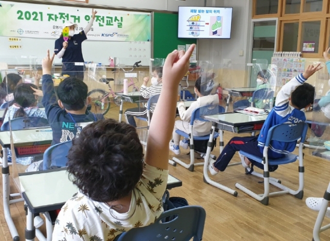 방역수칙을 지키며 이론교육에 참가한 학생들. /사진=대한자전거연맹