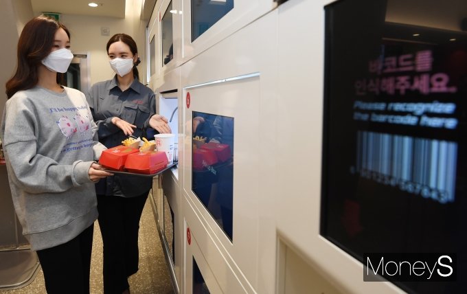 [머니S포토] 롯데리아, '스마트스토어  L7홍대점 오픈'