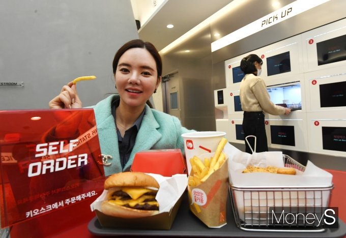[머니S포토] 롯데리아, '스마트스토어  L7홍대점 오픈'