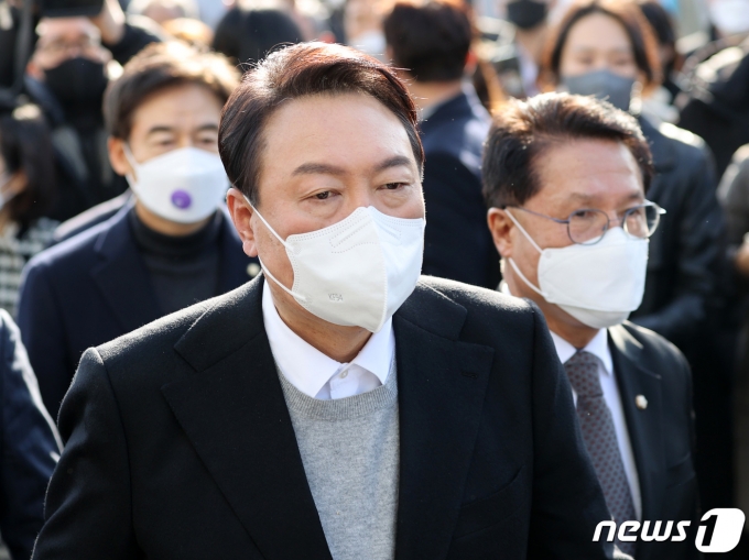 윤석열 국민의힘 대선 후보가 22일 전북 완주군 수소특화 국가산업단지 내 수소연료 충전소를 방문하고 있다.. 2021.12.22/뉴스1 © News1 구윤성 기자