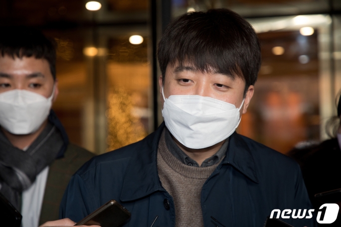 중앙선대위 상임선대위원장직 사퇴 의사를 밝힌 이준석 국민의힘 대표가 22일 서울 롯데호텔에서 김종인 총괄선거대책위원장과 회동을 마친 뒤 호텔을 나서고 있다. 2021.12.22/뉴스1 © News1 국회사진취재단