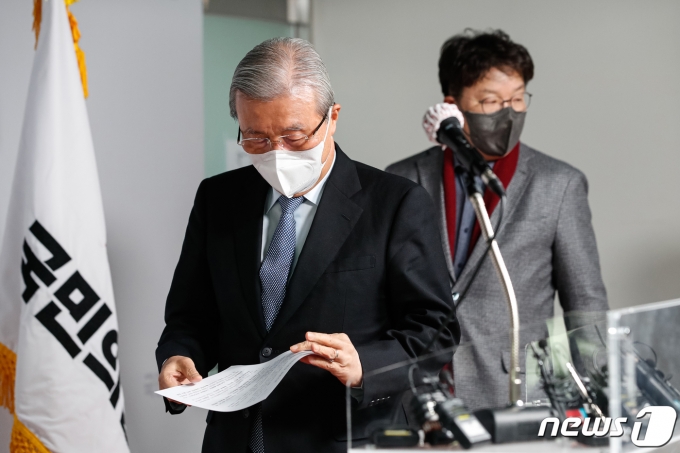 김종인 국민의힘 총괄선대위원장이 22일 오후 서울 여의도 국민의힘 당사에서 대장동 사건 특검 촉구 긴급 기자회견을 위해 단상으로 향하고 있다. 2021.12.22/뉴스1 © News1 이승배 기자