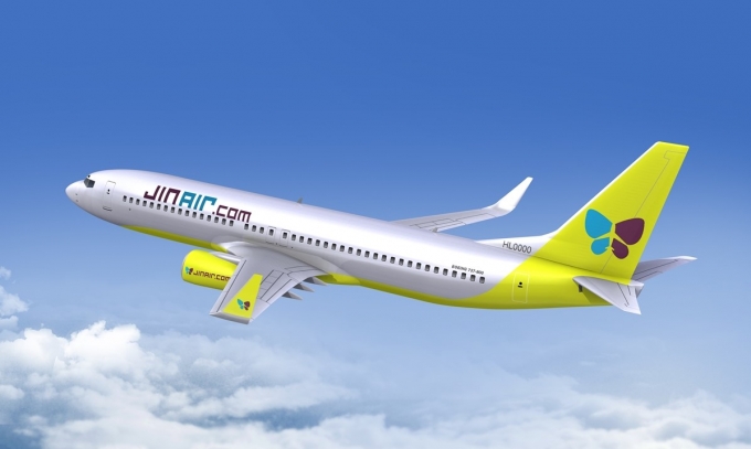 진에어가 비즈니스 좌석이 장착된 B737-900 여객기 도입을 기념해 다양한 이벤트를 진행한다. 사진 속 여객기는 진에어 B737-800. /사진=진에어